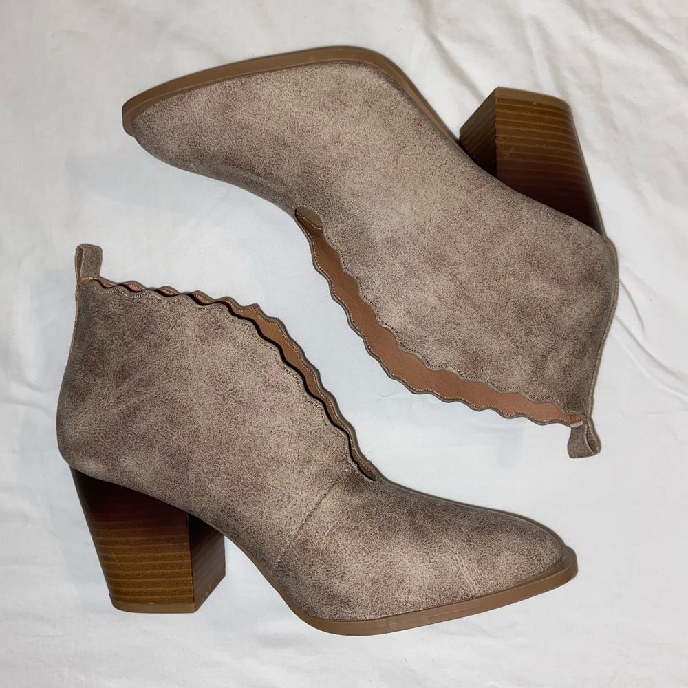 SZ 7.5 Qupid Scalloped Booties